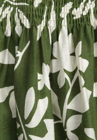 Born2be - Zielona Wiskozowa Sukienka Hiszpanka w Kwiatowy Wzór Berinira. Okazja: na co dzień. Typ kołnierza: dekolt hiszpanka. Kolor: zielony. Materiał: wiskoza. Wzór: kwiaty. Sezon: lato. Typ sukienki: z odkrytymi ramionami, proste. Styl: casual, elegancki #8