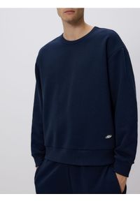 Reserved - Gładka bluza z bawełną - granatowy. Kolor: niebieski. Materiał: bawełna. Wzór: gładki