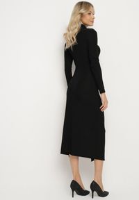 Born2be - Czarna Dopasowana Sukienka z Wiskozą Ozdobiona Marszczeniem i Rozcięciem z Boku Lilindra. Okazja: na co dzień. Kolor: czarny. Materiał: wiskoza. Wzór: aplikacja. Typ sukienki: dopasowane. Styl: casual #2