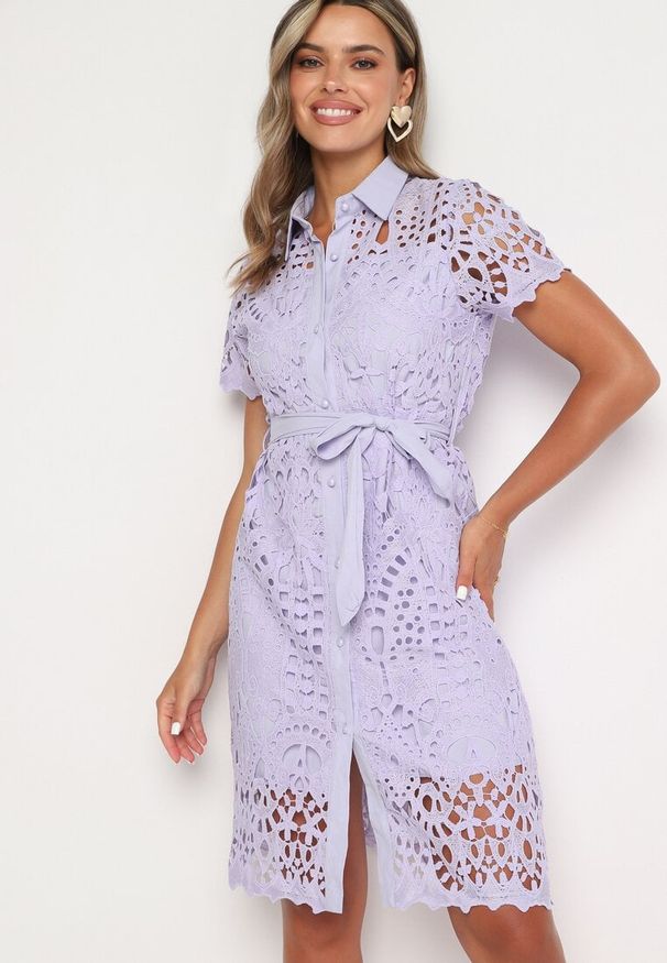 Born2be - Fioletowa Ażurowa Sukienka Koszulowa Midi z Wiązanym Paskiem Pamy. Kolor: fioletowy. Materiał: koronka, materiał. Długość rękawa: krótki rękaw. Wzór: ażurowy. Typ sukienki: koszulowe. Styl: klasyczny. Długość: midi