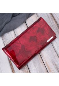 JENNIFER JONES - Portfel damski skórzany lakierowany czerwony ze wzorem w motyle SP-16-RDM. Kolor: czerwony. Materiał: skóra #1