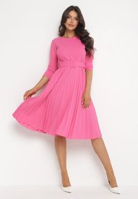 Born2be - Różowa Sukienka Plisowana z Paskiem Gonge. Kolor: różowy. Materiał: dzianina. Sezon: lato
