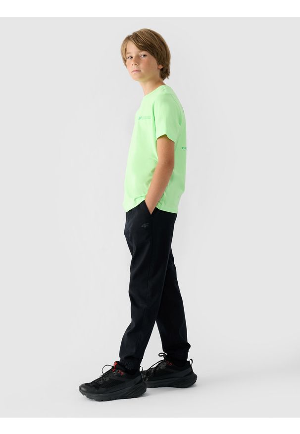 4f - 4F Spodnie casual joggery chłopięce - czarne 140 (9-10 lat). Okazja: na co dzień. Kolor: czarny. Materiał: bawełna, materiał, tkanina, elastan. Wzór: jednolity. Sezon: lato. Styl: casual