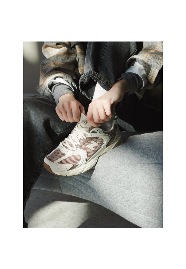 Sneakersy New Balance. Kolor: beżowy