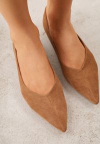 Renee - Jasnobrązowe Balerinki z Imitacji Zamszu ze Szpiczastym Noskiem Melikel. Nosek buta: szpiczasty. Kolor: brązowy. Materiał: zamsz #2