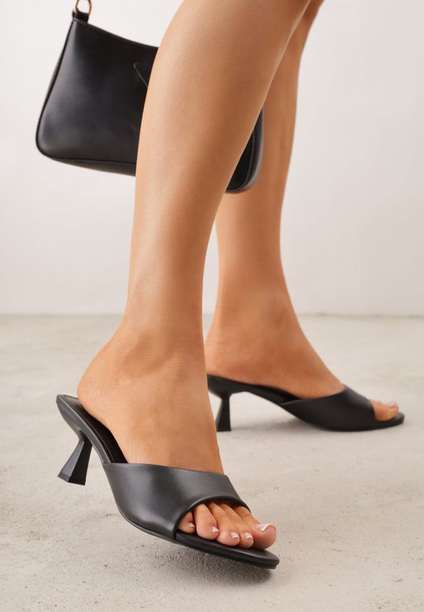 Born2be - Czarne Klapki na Kaczuszce z Otwartym Noskiem Calenatia. Okazja: na co dzień. Nosek buta: otwarty. Kolor: czarny. Sezon: lato. Obcas: na szpilce. Styl: casual, wizytowy