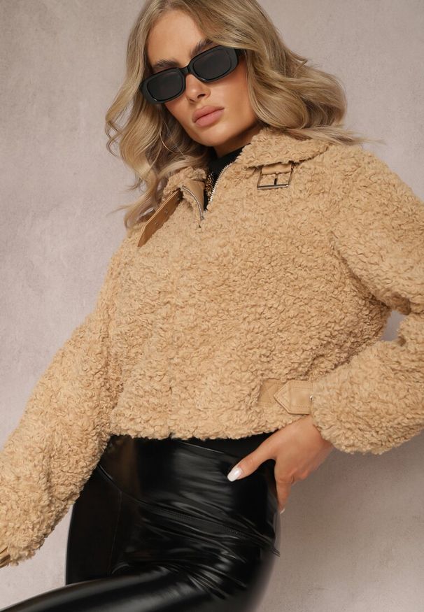 Renee - Ciemnobeżowa Kurtka ze Sztucznego Futra w Stylu Baranka z Klamrą i Paskiem Bomica. Kolor: beżowy. Materiał: futro