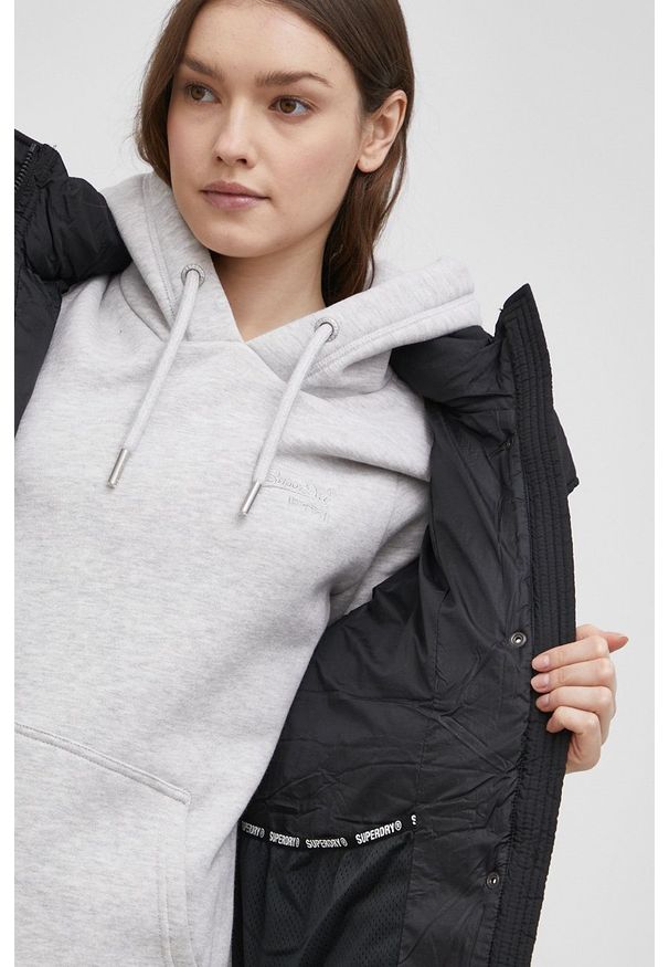 Superdry Kurtka damska kolor czarny zimowa. Okazja: na co dzień. Kolor: czarny. Materiał: materiał, tkanina. Wzór: gładki. Sezon: zima. Styl: casual