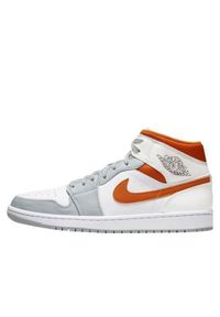 Buty do chodzenia męskie Nike Air Jordan 1 Mid Starfish Orange. Wysokość cholewki: za kostkę. Zapięcie: sznurówki. Kolor: żółty, wielokolorowy, szary, pomarańczowy. Materiał: materiał, skóra, syntetyk. Szerokość cholewki: normalna. Model: Nike Air Jordan. Sport: turystyka piesza