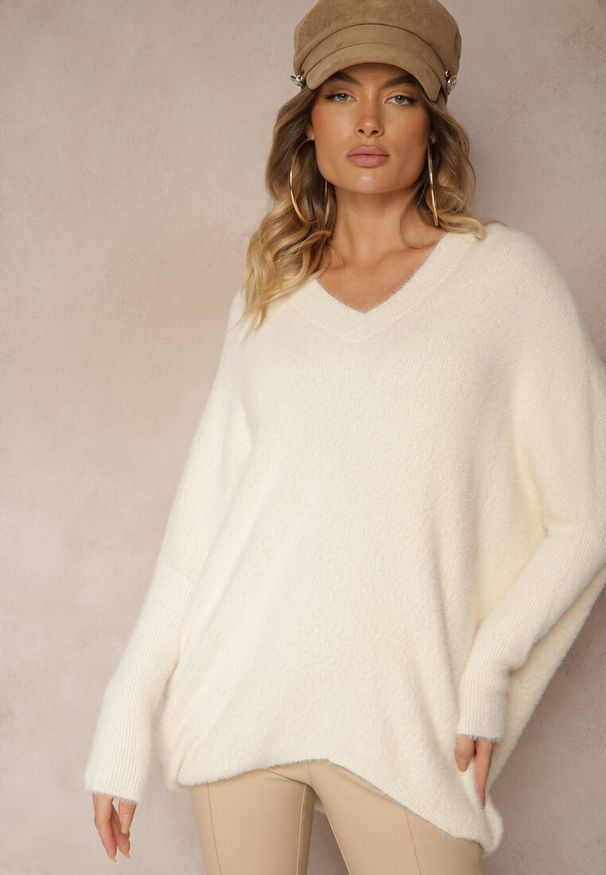Renee - Beżowy Sweter z Dodatkiem Kaszmiru o Kroju Nietoperza Edalianna. Okazja: na co dzień. Kolor: beżowy. Materiał: kaszmir. Wzór: aplikacja. Styl: elegancki, casual