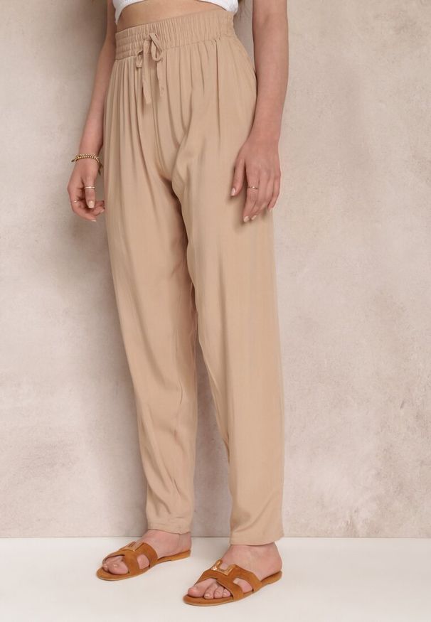 Renee - Beżowe Wiskozowe Spodnie z Gumką w Talii i Zwężanymi Nogawkami Sumipaku. Kolor: beżowy. Materiał: wiskoza