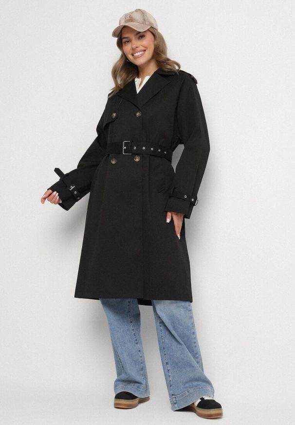 Born2be - Czarny Płaszcz Dwurzędowy Trencz Ozdobiony Paskiem i Pagonami Malwissa. Okazja: na co dzień. Kolor: czarny. Materiał: jeans. Wzór: aplikacja. Sezon: wiosna, jesień. Styl: elegancki, casual