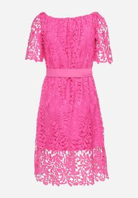 Born2be - Różowa Sukienka Koronkowa z Gumką przy Dekolcie z Paskiem Inessias. Kolor: różowy. Materiał: koronka. Długość rękawa: krótki rękaw #2