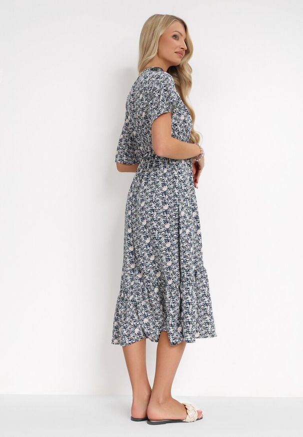 Born2be - Granatowa Sukienka z Gumką w Pasie i Kopertowym Dekoltem z Falbankami Kyphine. Okazja: na wesele, na ślub cywilny. Typ kołnierza: kołnierz z falbankami. Kolor: niebieski. Typ sukienki: kopertowe