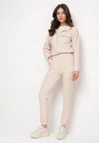 Born2be - Beżowy Komplet Dresowy Rozpinana Bluza z Klapami i Spodnie Typu Cargo Ezvisa. Kolor: beżowy. Materiał: dresówka #7