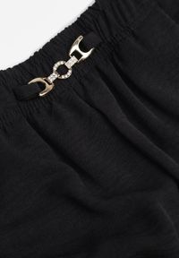 Born2be - Czarne Spodnie Casual o Szerokim Kroju z Wysokim Stanem i Aplikacją Hystoinne. Okazja: na co dzień. Stan: podwyższony. Kolekcja: plus size. Kolor: czarny. Długość: długie. Wzór: aplikacja. Styl: casual #4
