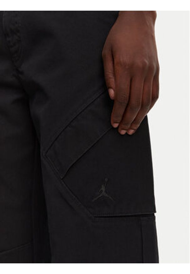 Nike Spodnie materiałowe FV7098 Czarny Regular Fit. Kolor: czarny. Materiał: bawełna