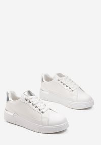 Renee - Białe Sneakersy z Przeplataną Wstawką Olimua. Kolor: biały. Szerokość cholewki: normalna. Wzór: aplikacja #2