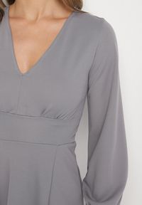 Born2be - Szara Rozkloszowana Sukienka Koktajlowa z Bufiastymi Rękawami i Rozcięciem na Nogę Erqellia. Okazja: na imprezę. Typ kołnierza: dekolt w serek. Kolor: szary. Styl: wizytowy #6