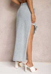 Renee - Jasnoniebieska Jeansowa Spódnica z Bawełny High Waist o Asymetrycznym Kroju z Falbanką i Kwiatem Savidia. Stan: podwyższony. Kolor: niebieski. Materiał: bawełna, jeans. Wzór: kwiaty #4