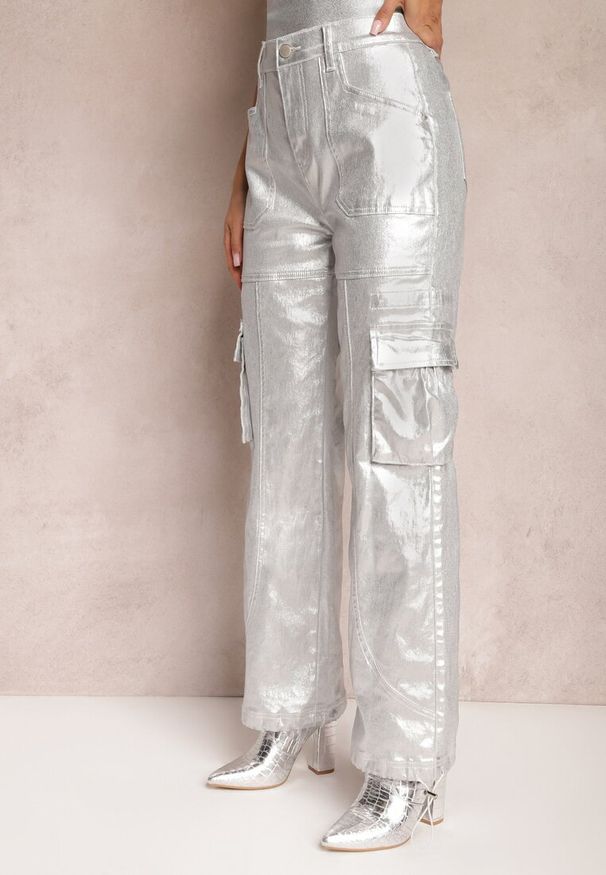 Renee - Srebrne Metaliczne Spodnie Bojówki z Kieszeniami Honna. Kolor: srebrny. Wzór: aplikacja. Styl: elegancki