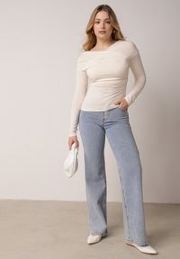 Born2be - Beżowy Bluzka z Bawełną Dekoltem Typu Łódka i Marszczeniem Typhatos. Okazja: na co dzień. Kolor: beżowy. Materiał: bawełna. Styl: casual, elegancki #3