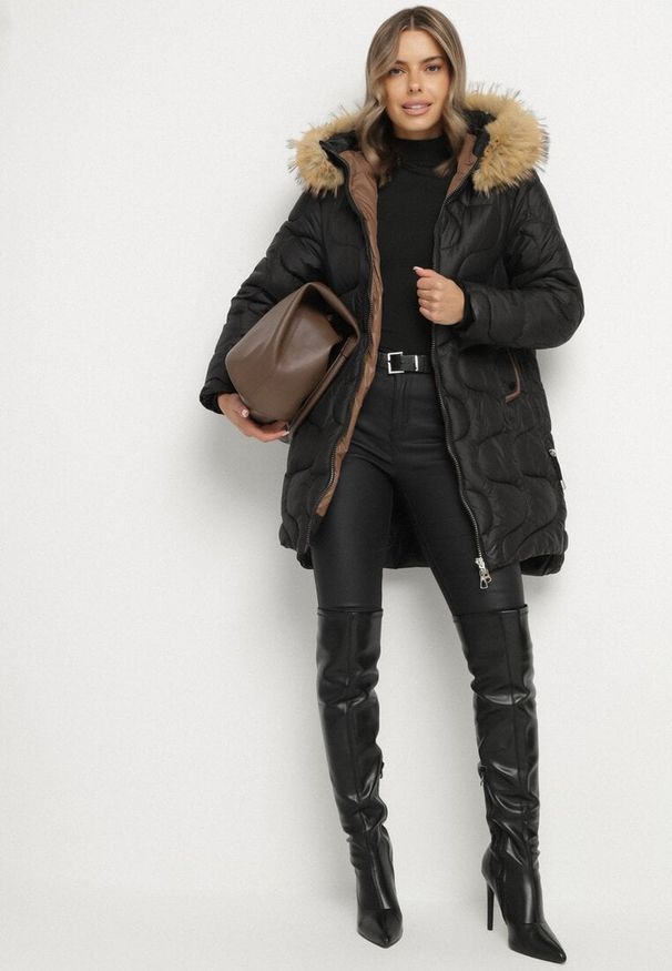 Born2be - Czarna Kurtka z Kapturem z Futerkiem Zdobiona Oryginalnym Pikowaniem Oleda. Okazja: na co dzień. Typ kołnierza: kaptur. Kolor: czarny. Materiał: futro. Wzór: aplikacja. Styl: casual, klasyczny