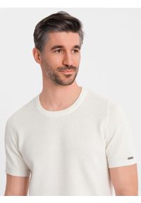 Ombre Clothing - Dzianinowa koszulka męska z delikatną drobną strukturą - biała V1 - Rozmiar: L. Okazja: na co dzień. Kolor: biały. Materiał: dzianina. Długość rękawa: krótki rękaw. Długość: krótkie. Wzór: ze splotem. Styl: wizytowy, casual, elegancki #8