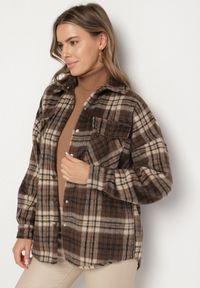 Born2be - Brązowa Kurtka Koszulowa Ozdobiona Kratą Eletilia. Kolor: brązowy. Materiał: jeans. Wzór: aplikacja. Styl: klasyczny, elegancki #5