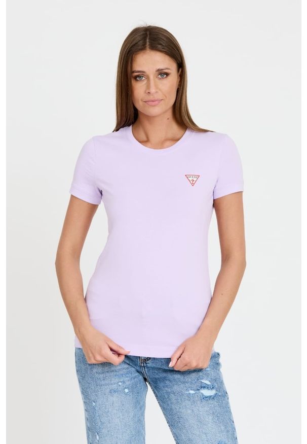 Guess - GUESS Lawendowy t-shirt Mini Triangle Tee. Kolor: fioletowy