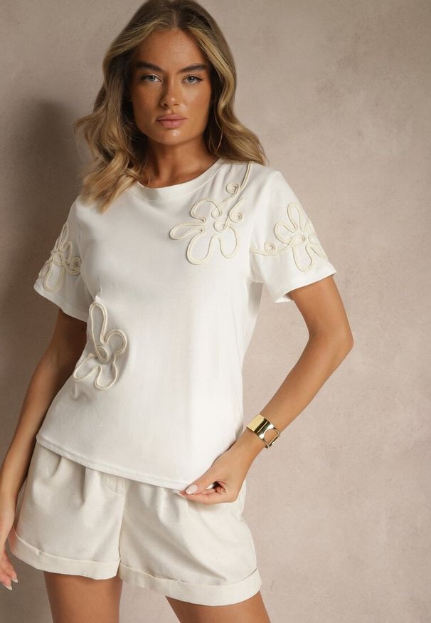 Renee - Biały T-shirt Zdobiony Aplikacjami w Kształcie Kwiatów Tilasea. Okazja: na co dzień. Kolor: biały. Materiał: jeans. Wzór: aplikacja, kwiaty. Styl: klasyczny, elegancki, casual