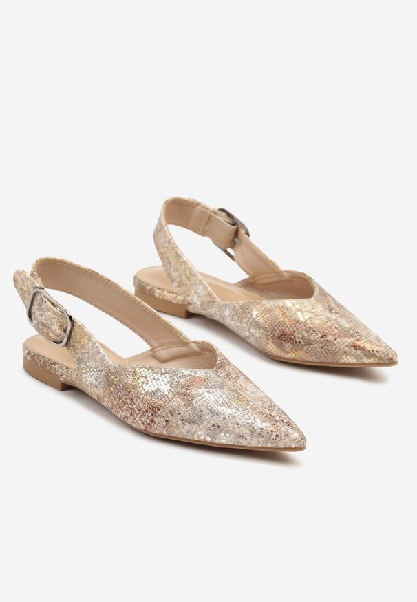 Renee - Złote Wężowe Sandały Typu Slingback Ozdobione Klamrą Banelias. Okazja: na co dzień. Zapięcie: klamry. Kolor: złoty. Materiał: jeans. Wzór: aplikacja. Sezon: wiosna, lato. Styl: wizytowy, klasyczny, casual