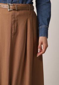 Born2be - Brązowa Wiskozowa Spódnica o Rozkloszowanym Kroju z Rozcięciem i Paskiem Jaelia. Okazja: na co dzień, na spotkanie biznesowe, do pracy. Kolor: brązowy. Materiał: wiskoza. Styl: casual, biznesowy, elegancki #8