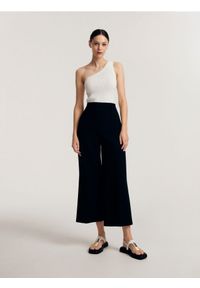 Reserved - Eleganckie spodnie z kantem - czarny. Kolor: czarny. Materiał: tkanina, poliester. Wzór: gładki. Styl: elegancki #1