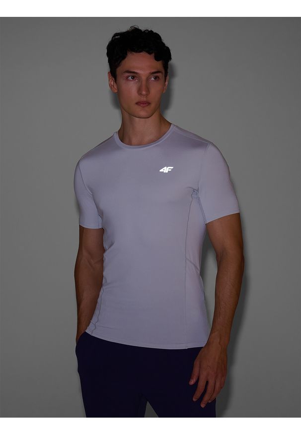 4f - 4F Koszulka do biegania slim szybkoschnąca męska - szara M. Kolor: szary. Materiał: dzianina, elastan, włókno, syntetyk, materiał. Długość rękawa: krótki rękaw. Długość: krótkie. Wzór: gładki, jednolity, ze splotem. Sport: fitness, bieganie