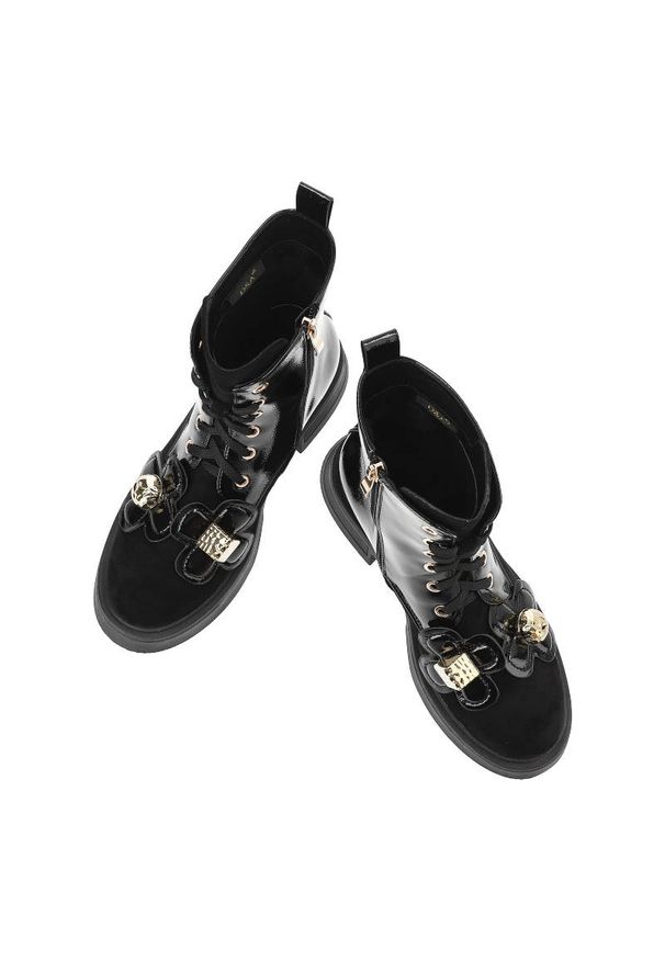 Czarne Botki S.Barski Modne Buty Damskie. Okazja: na spotkanie biznesowe, na co dzień. Zapięcie: sznurówki. Kolor: czarny. Materiał: skóra ekologiczna, lakier. Wzór: kwiaty. Obcas: na obcasie. Styl: rockowy, biznesowy, casual. Wysokość obcasa: średni
