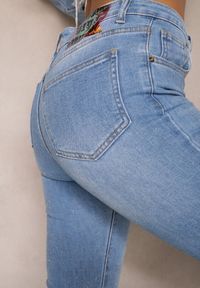 Renee - Jasnoniebieskie Jeansy o Fasonie Dzwonów z Postrzępioną Krawędzią Evetia. Okazja: na co dzień. Kolor: niebieski. Sezon: jesień, wiosna. Styl: casual, elegancki #3