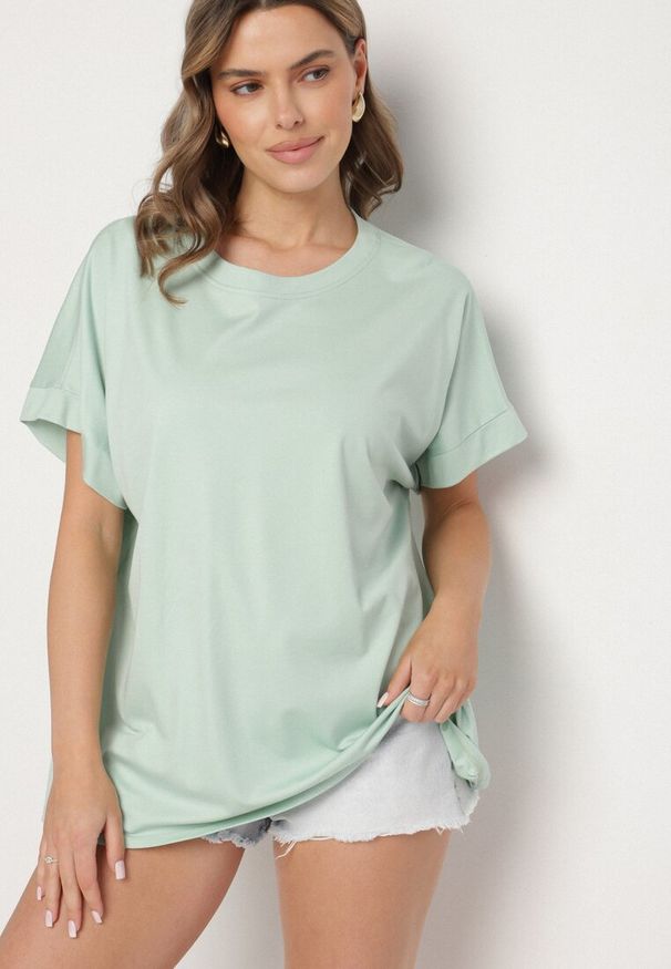 Born2be - Jasnozielony T-shirt z Wiskozą o Kroju Nietoperza Tanariona. Okazja: na co dzień. Kolor: zielony. Materiał: wiskoza. Styl: casual