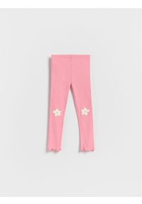 Reserved - Prążkowane legginsy z nadrukiem - różowy. Kolor: różowy. Materiał: prążkowany. Wzór: nadruk #1