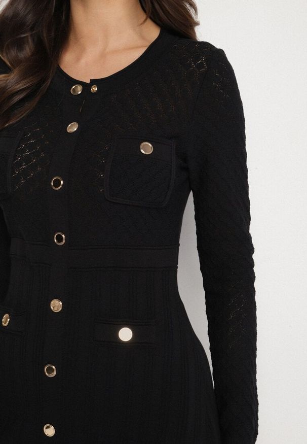 Born2be - Czarna Dopasowana Sukienka z Wiskozą i Guzikami Novelinea. Okazja: na co dzień. Kolor: czarny. Materiał: wiskoza. Styl: elegancki, casual