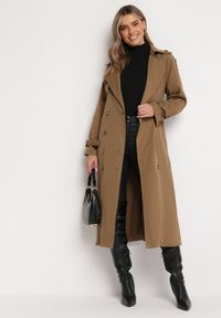 Born2be - Brązowy Długi Płaszcz Trencz Dwurzędowy z Paskiem w Talii Cadenite. Typ kołnierza: kolnierz wykładany. Kolor: brązowy. Długość: długie #7