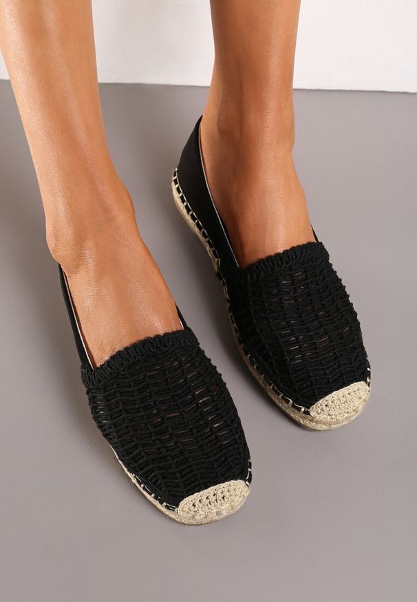Born2be - Czarne Wsuwane Espadryle na Płaskiej Podeszwie Ozdobione Plecionką z Juty Loracila. Okazja: na spacer. Zapięcie: bez zapięcia. Kolor: czarny. Materiał: len. Wzór: aplikacja. Sezon: lato. Obcas: na płaskiej podeszwie. Styl: wizytowy, elegancki
