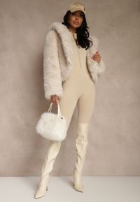 Renee - Beżowa Kurtka Futro z Nieodpinanym Kapturem Zetera. Okazja: na co dzień. Kolor: beżowy. Materiał: futro. Styl: casual, klasyczny #2