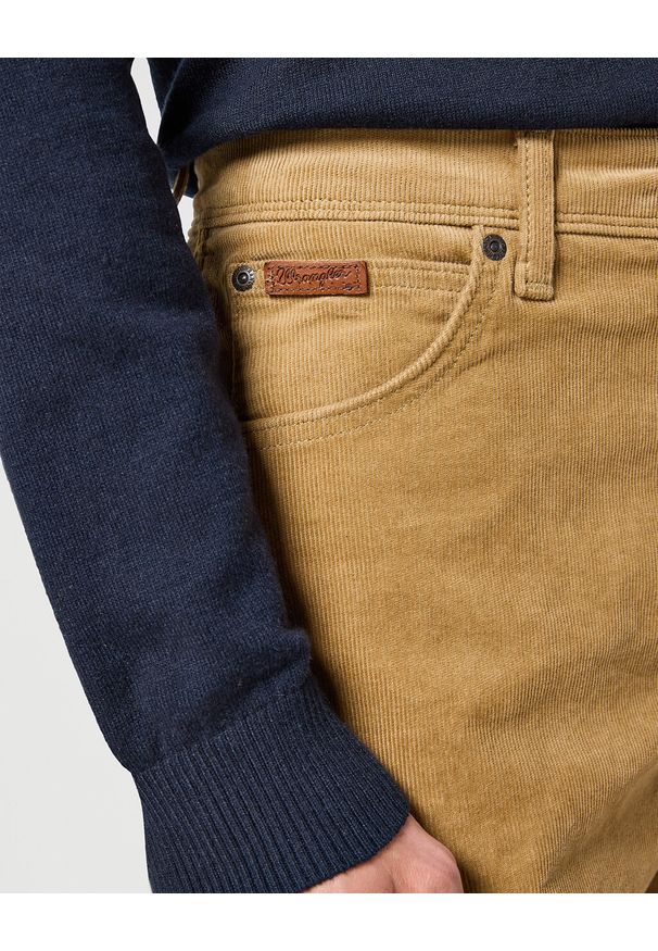 Wrangler - WRANGLER MĘSKIE SPODNIE MATERIAŁOWE TEXAS SLIM TIGERS EYE 112358039 W12S015733. Materiał: materiał