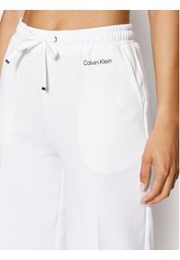 Calvin Klein Spodnie dresowe Micro Logo K20K203622 Biały Regular Fit. Kolor: biały. Materiał: dresówka, syntetyk #4