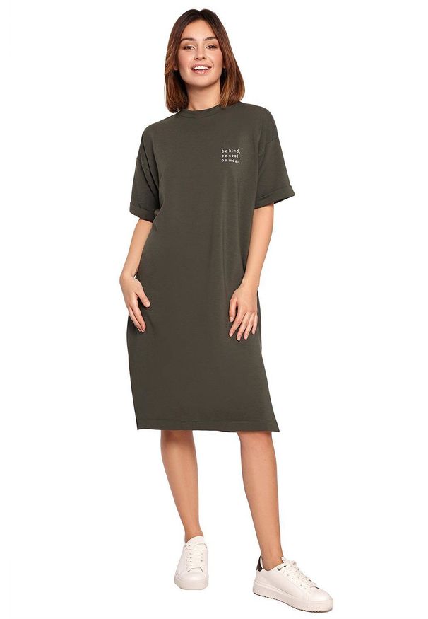 BE - Swobodna shirtowa sukienka midi z krótkim rękawem khaki. Kolor: brązowy. Długość rękawa: krótki rękaw. Długość: midi