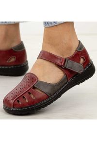 Jezzi - Czerwone zakryte sandały damskie Unisoft 9955. Okazja: na co dzień. Nosek buta: okrągły. Zapięcie: rzepy. Kolor: czerwony. Materiał: skóra. Sezon: wiosna, lato. Obcas: na płaskiej podeszwie. Styl: casual, klasyczny #1