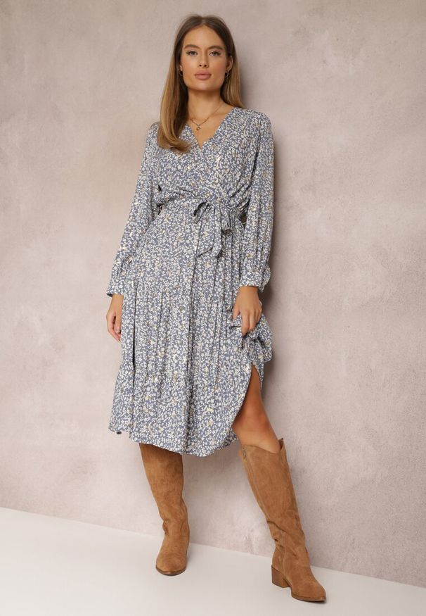 Renee - Niebieska Sukienka Elala. Typ kołnierza: dekolt w kształcie V. Kolor: niebieski. Materiał: materiał. Długość rękawa: długi rękaw. Wzór: kwiaty. Typ sukienki: kopertowe. Długość: midi