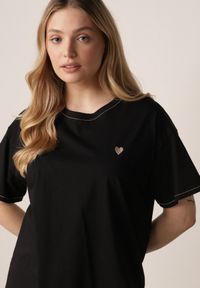 Born2be - Czarny Bawełniany T-shirt z Serduszkiem i Ozdobnymi Łańcuszkami Jynorin. Okazja: do pracy, na co dzień. Kolor: czarny. Materiał: bawełna. Wzór: aplikacja. Styl: elegancki, klasyczny, casual #5