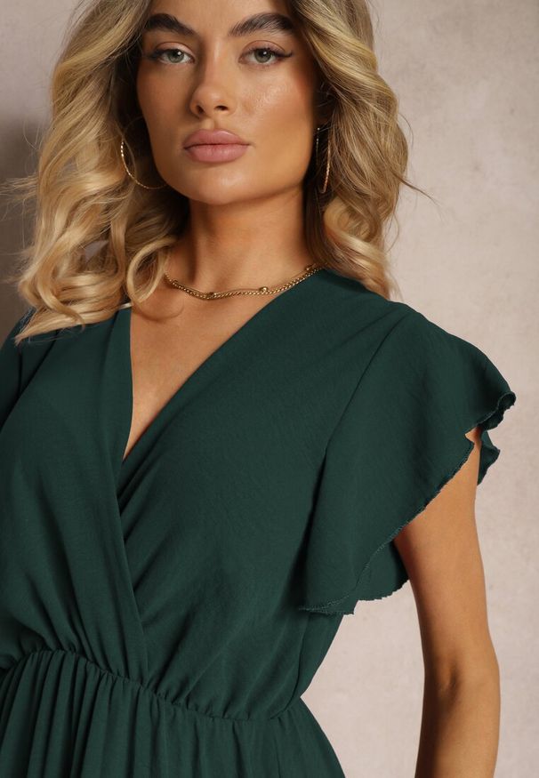 Renee - Ciemnozielona Sukienka z Trójkątnym Dekoltem z Gumką w Pasie o Plisowanym Kroju Doetta. Kolor: zielony. Długość rękawa: krótki rękaw. Styl: elegancki